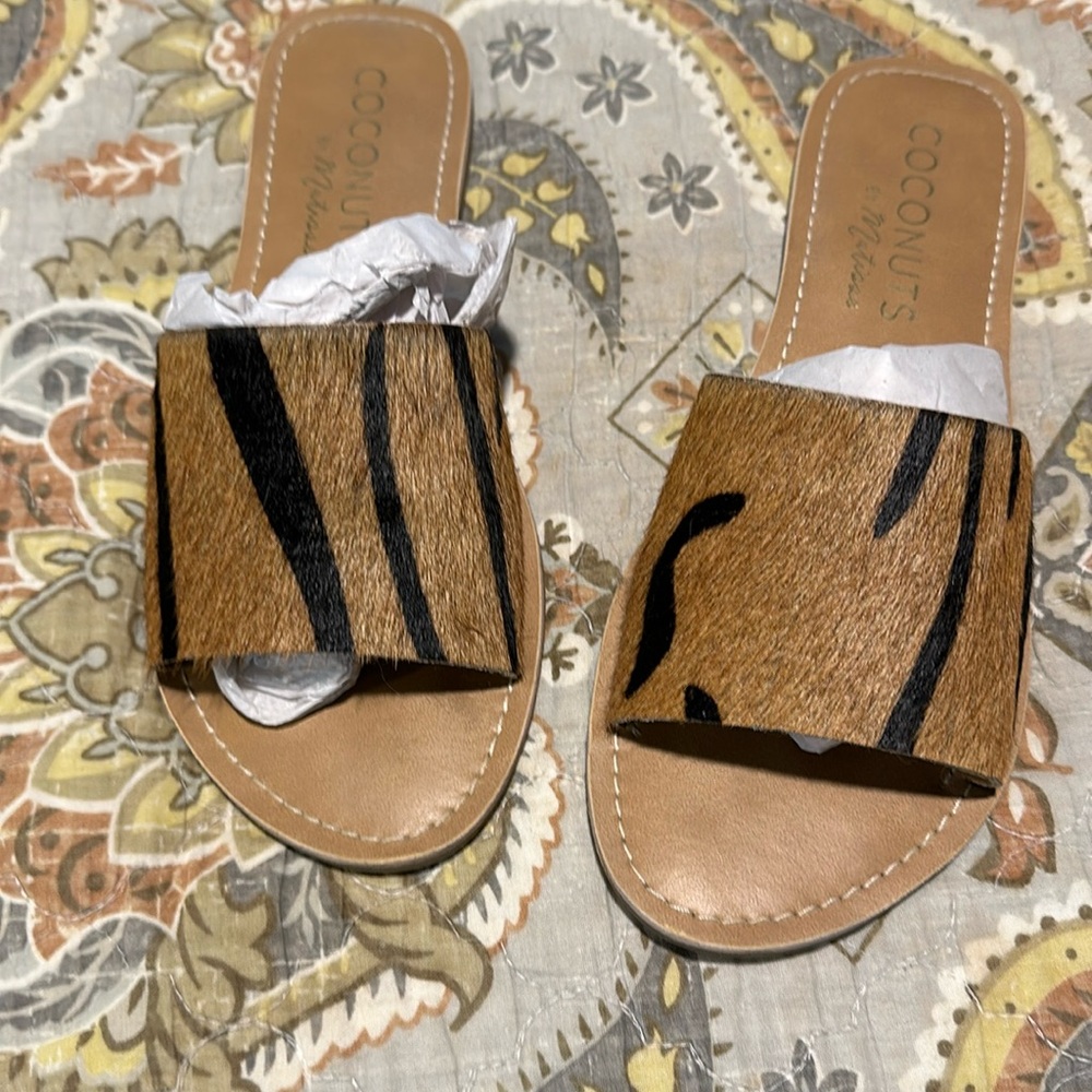 Coconuts Slides by Matias. Cowhide print.